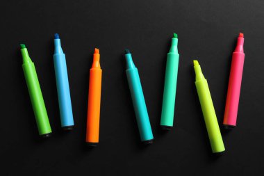 Siyah arka planda bir sürü renkli işaret var. Okul sayfası