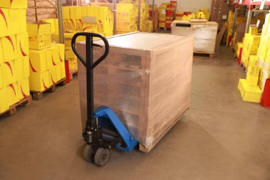 Depoda paletleri ambalajlanmış el yapımı forklift. Lojistik kavramı