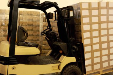 Depoda kutuları olan forklift kamyonu. Lojistik kavramı