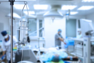 Ameliyathaneye ilaç şişesiyle tezgah aç. Metin için boşluk