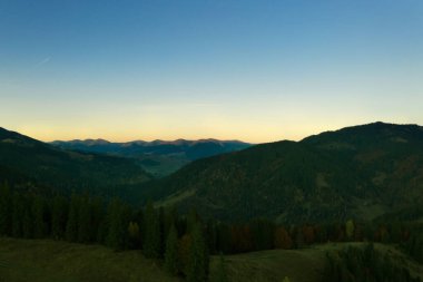 Sabahları güzel dağlar ve ormanlar. Drone fotoğrafçılığı