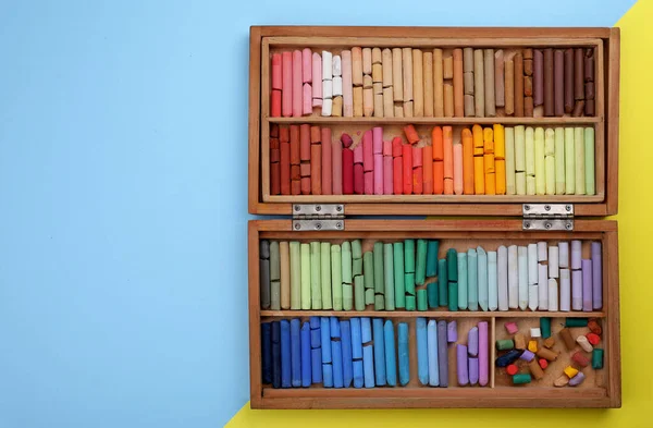 Set Pasteles Suaves Caja Madera Sobre Fondo Color Vista Superior — Foto de Stock