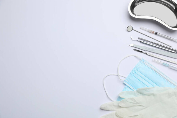 Набор инструментов стоматолога, маски для лица и перчатки на светлом фоне, плоский узор. Пространство для текста