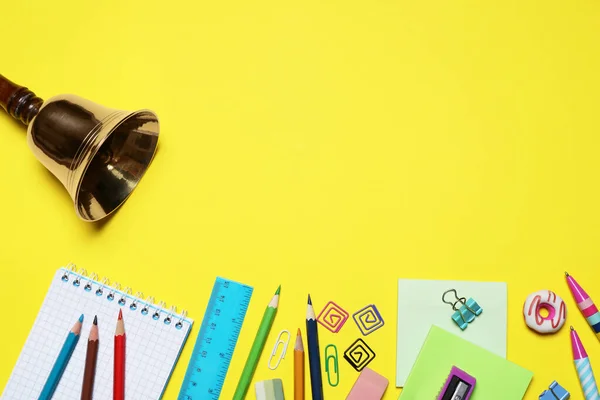 Papelaria Diferente Sino Escola Fundo Amarelo Flat Lay Espaço Para — Fotografia de Stock