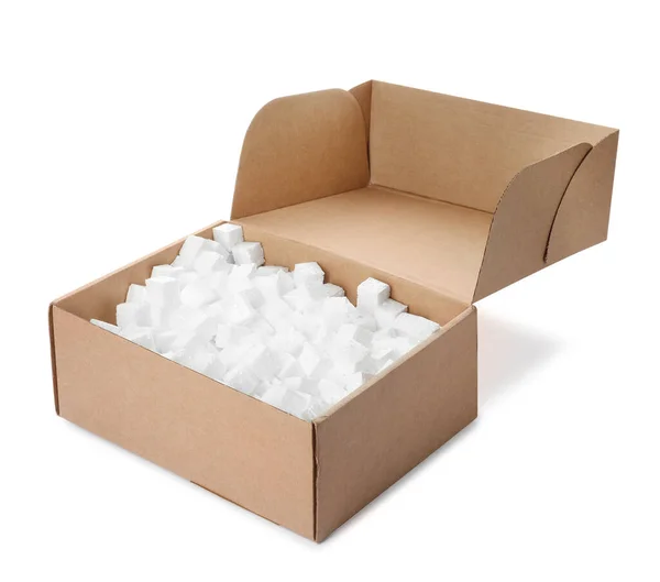 Beyaz Üzerine Izole Edilmiş Köpük Küpleri Olan Karton Kutu — Stok fotoğraf