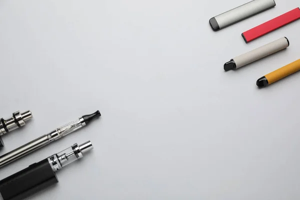 Veel Elektronische Rokers Witte Achtergrond Plat Gelegd Ruimte Voor Tekst — Stockfoto