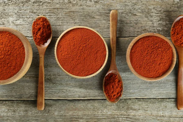 Bol Cuillères Paprika Sur Table Bois Plat — Photo