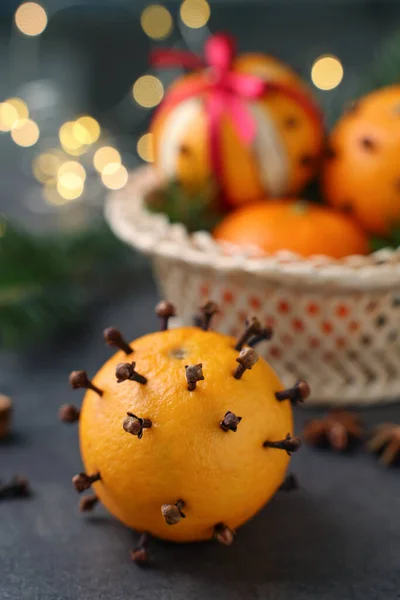 Pomanderbällchen Aus Mandarinen Mit Nelken Auf Grauem Tisch Gegen Verschwommenes — Stockfoto