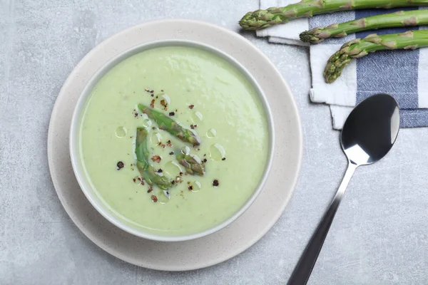 Deliziosa Zuppa Asparagi Servita Tavolo Grigio Chiaro Posa Piatta — Foto Stock