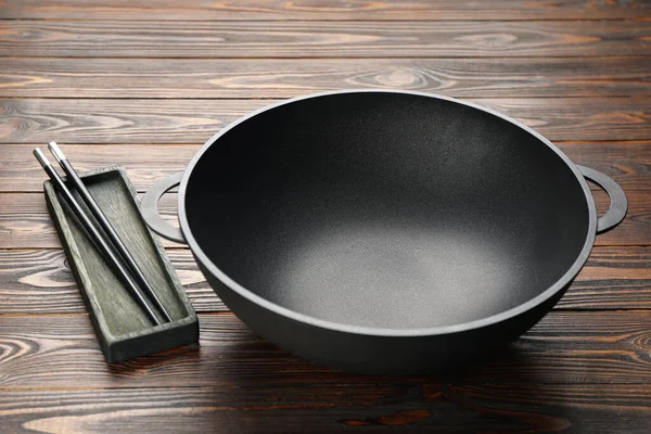 木桌上的空铁锅和筷子 — 图库照片