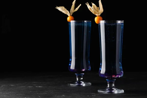 Cocktail Rinfrescanti Decorati Con Frutti Physalis Tavolo Grigio Sfondo Nero — Foto Stock