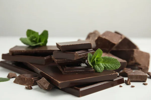 Tasty Dark Chocolate Pieces Mint White Table — Stock Photo, Image