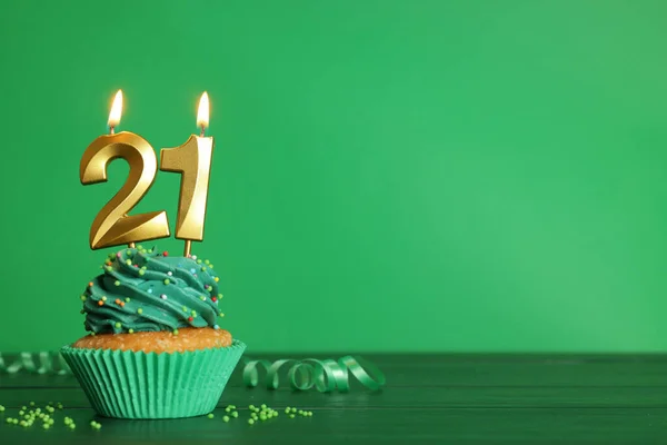 成年派对 21岁生日 绿色木制桌子上有数字形蜡烛的美味纸杯蛋糕 文字空间 — 图库照片