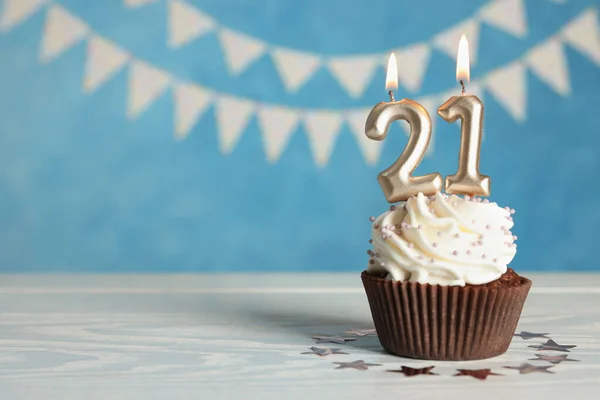 Coming Age Party Geburtstag Köstlicher Cupcake Mit Zahlenförmigen Kerzen Auf — Stockfoto