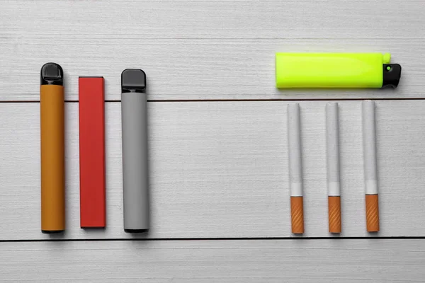 Lehčí Elektronické Pravidelné Cigarety Bílém Dřevěném Pozadí Ležely Ploché Mezera — Stock fotografie