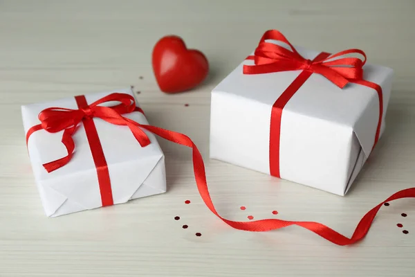 Schöne Geschenkschachteln Mit Rotem Herz Auf Holztisch — Stockfoto