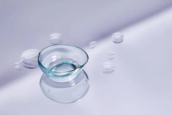 Kontaktlinse Und Wassertropfen Auf Leicht Reflektierender Oberfläche Raum Für Text — Stockfoto