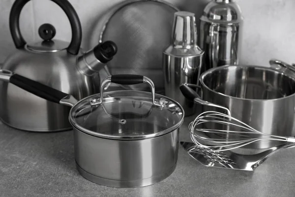 Набір Різних Посуду Приготування Їжі Сірій Стільниці Кухні — стокове фото