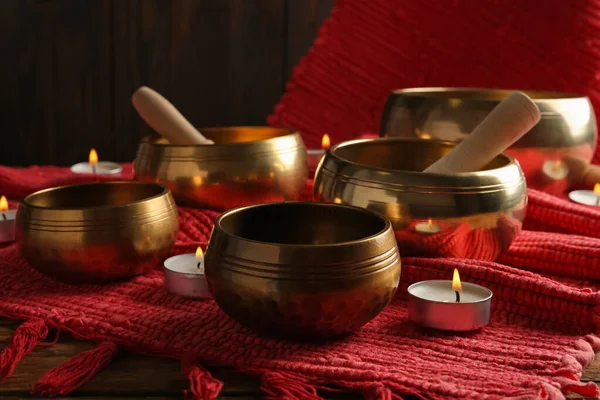 Taças Tibetanas Canto Com Paletes Velas Acesas Tecido Vermelho Mesa — Fotografia de Stock