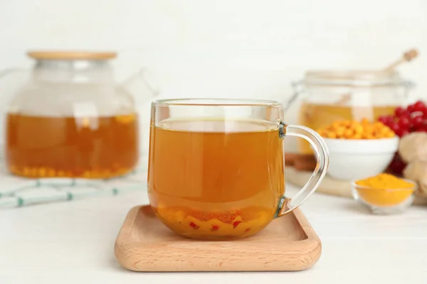 Gläserne Tasse Immunitätsfördernden Tee Mit Zutaten Auf Weißem Holztisch — Stockfoto
