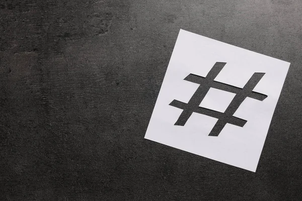 Vit Papper Stencil Med Symbol För Hashtag Mörk Bakgrund Ovanifrån — Stockfoto