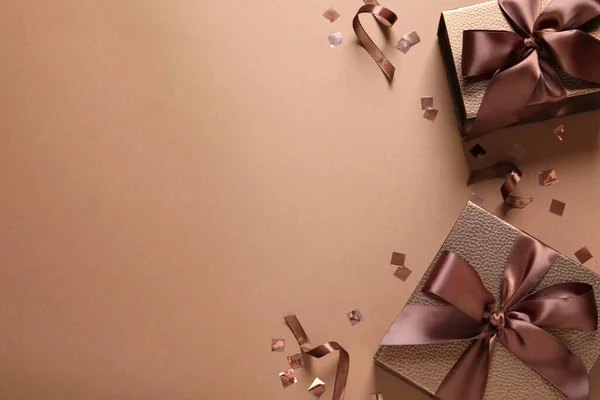 漂亮的礼品盒和褐色背景的意粉 案文的篇幅 — 图库照片