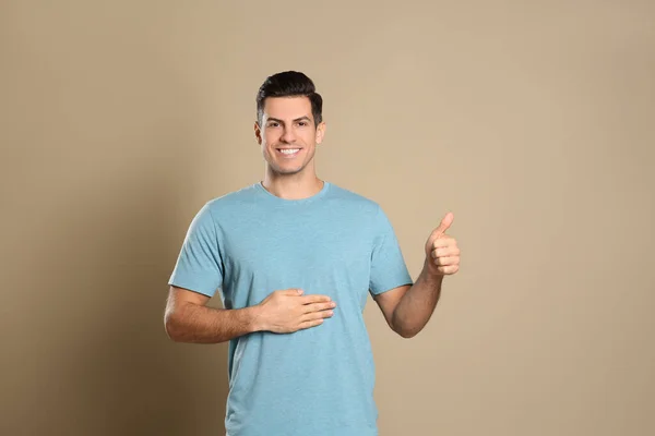 Ευτυχισμένος Υγιής Άνθρωπος Αγγίζει Την Κοιλιά Του Μπεζ Φόντο — Φωτογραφία Αρχείου