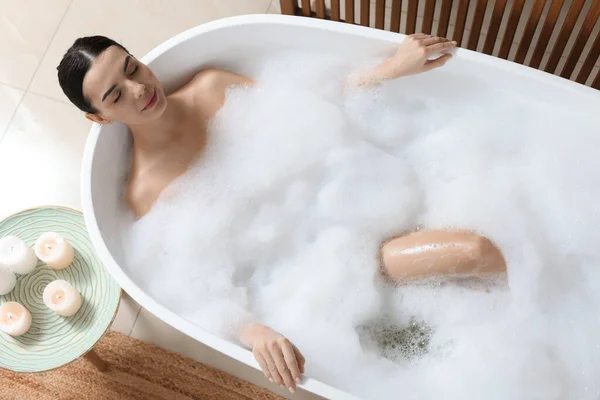 Vacker Ung Kvinna Tar Bubbelbad Hemma Ovanför Utsikt — Stockfoto