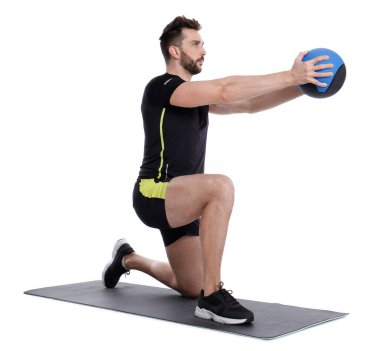 Spor yapan sporcu, beyaza izole edilmiş ilaç topuyla egzersiz yapıyor.