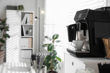 Ofisinde fincan olan modern kahve makinesi. Metin için boşluk