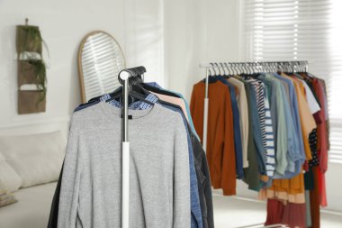 İçerde şık giysileri olan raflar. Hızlı moda.