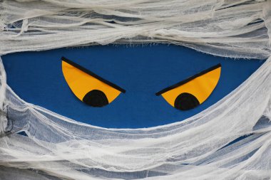 Geleneksel Cadılar Bayramı kutlaması için mumya olarak süslenmiş mavi kapı, yakın plan.