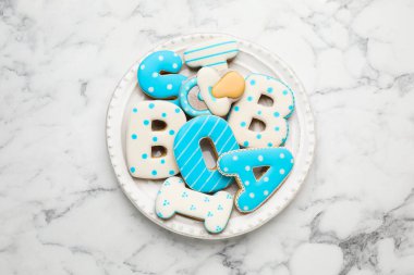 Beyaz mermer masada bebek duşu kurabiyeleri tabağı, üst manzara.