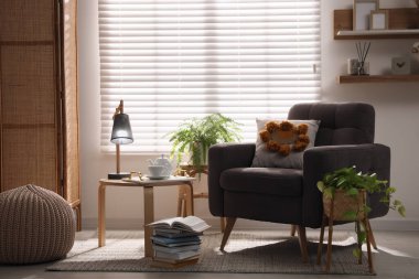 Dinlenmek için rahat bir yer. Pencere kenarındaki oda da koltuk var.