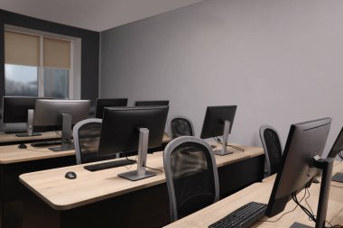 Açık uzay ofisindeki birçok modern bilgisayar
