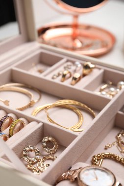 Zarif altın bijouterie 'li mücevher kutusu, yakın çekim manzaralı.