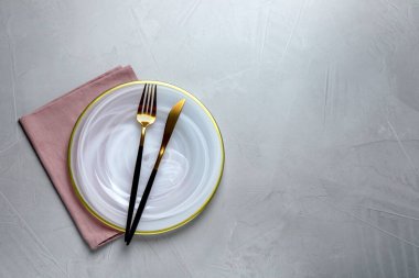 Gri arka plan üzerinde güzel masa ayarı, düz yatıyordu. Metin için alan