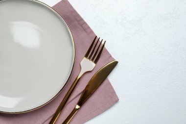 Beyaz arka planda güzel bir masa, düz yatıyordu. Metin için boşluk