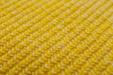 Arkaplan olarak sarı örülmüş kumaş, yakın görünüm