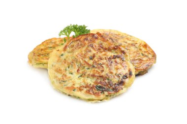 Beyaz arka planda kıvırcık maydanozlu lezzetli kabaklı börek.