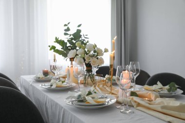 Restoranda güzel çiçek dekoru olan şenlik masası.