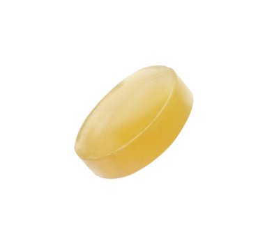 Bir sarı öksürük pastili beyaza izole edilmiş.