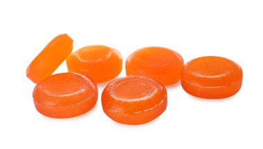 Beyaz arka planda birçok turuncu öksürük pastili