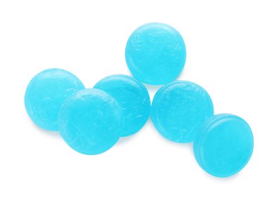 Beyaz arka planda birçok açık mavi öksürük damlası, üst görünüm