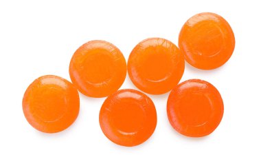 Beyaz arka planda birçok turuncu öksürük pastili, üst manzara
