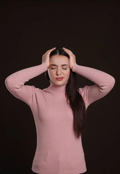 Jovem Que Sofre Dor Cabeça Fundo Escuro Sintomas Frios — Fotografia de Stock