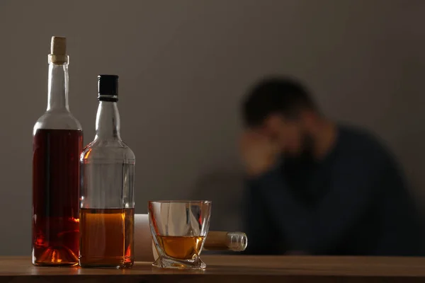 Homme Accro Maison Concentrer Sur Table Avec Des Boissons Alcoolisées — Photo