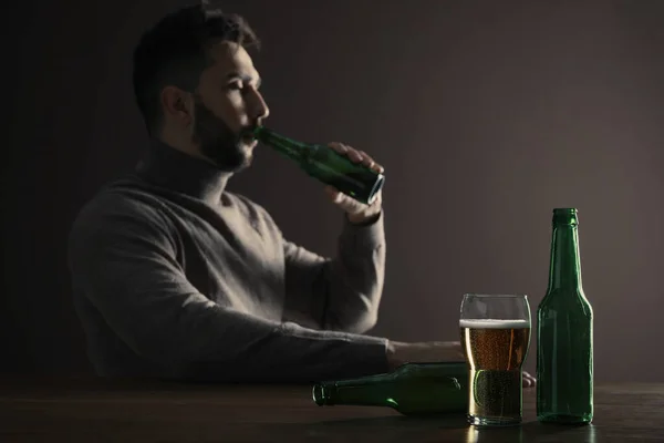 Зависимый Человек Пьет Алкоголь Деревянным Столом Помещении Сосредоточьтесь Стакане Пива — стоковое фото