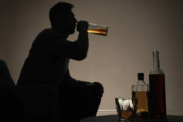 Εθισμένος Άνθρωπος Πίνει Αλκοόλ Εσωτερικούς Χώρους Επικεντρωθεί Στο Τραπέζι Μπουκάλια — Φωτογραφία Αρχείου