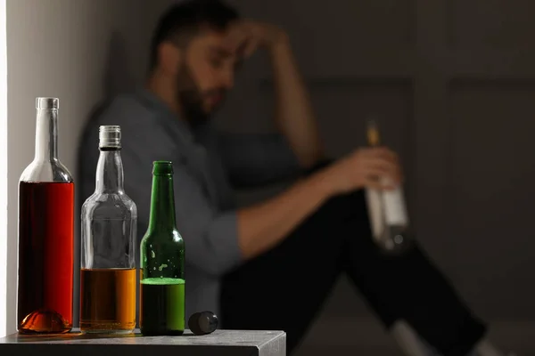 가까이에 중독된 남자는 알코올 음료를 식탁에 정신을 원문을 — 스톡 사진